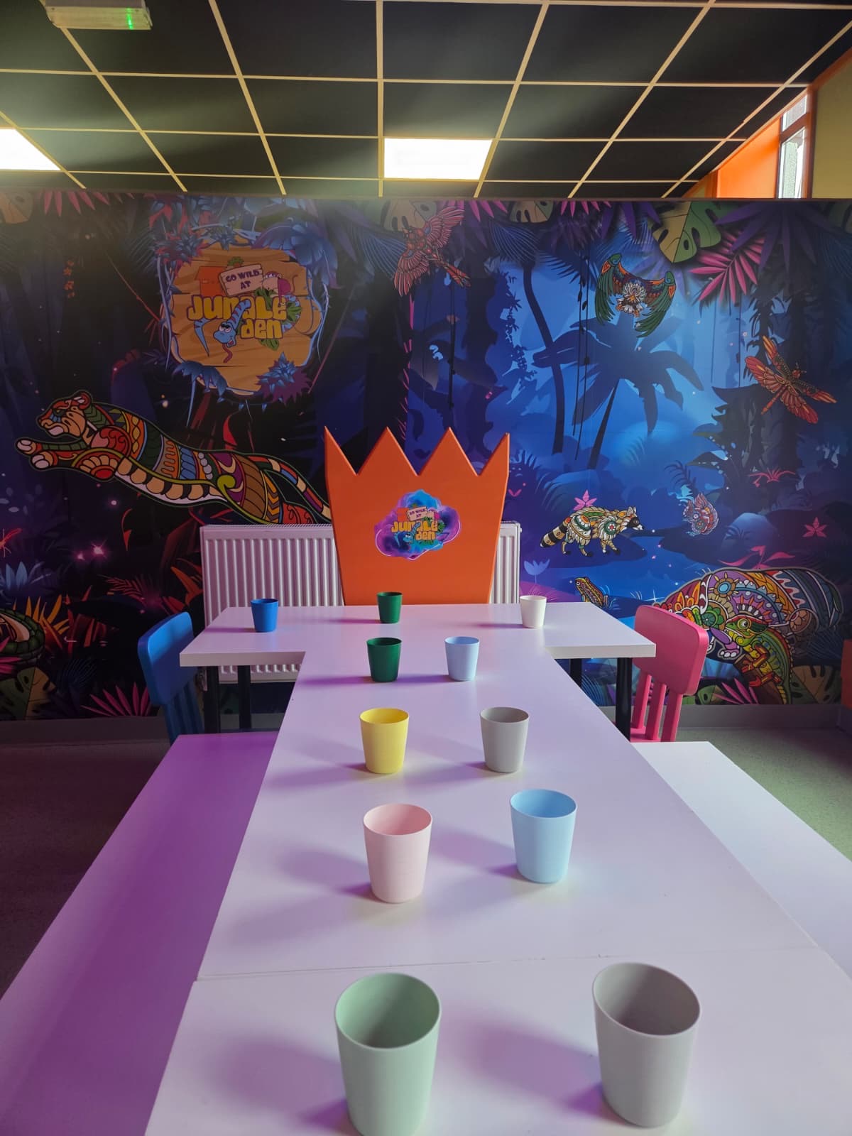 Jungle mural party room